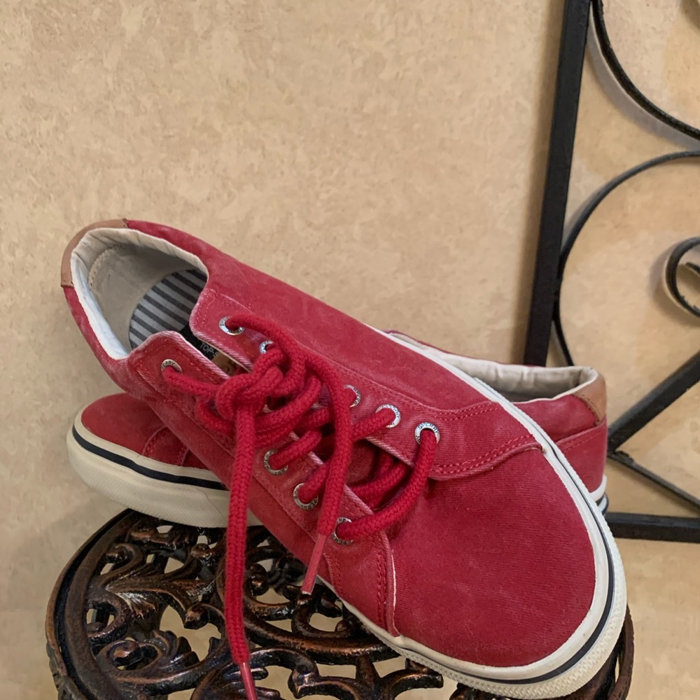 Sperry Red Distressed Look Sneaker (9) NWOT